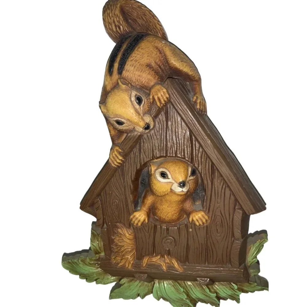 HOMCO Wall Hanging Plaque Plastic Squirrel Chipmunk in Bird House 1977 Vintage